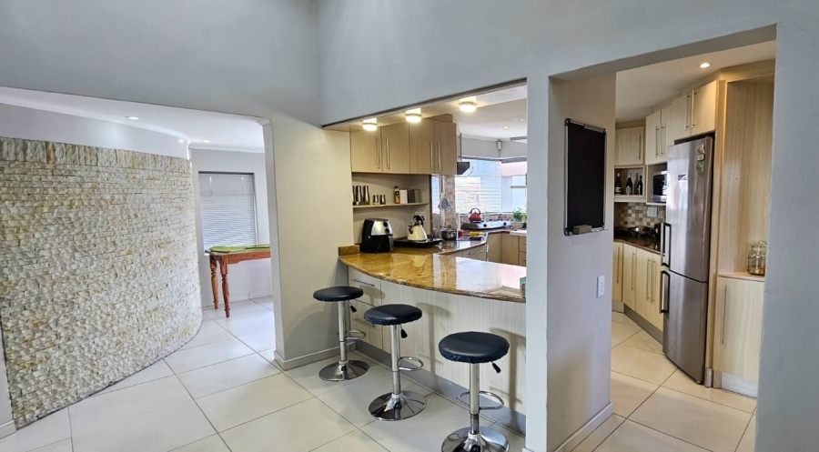 4 Bedroom Property for Sale in Perlemoenbaai Western Cape